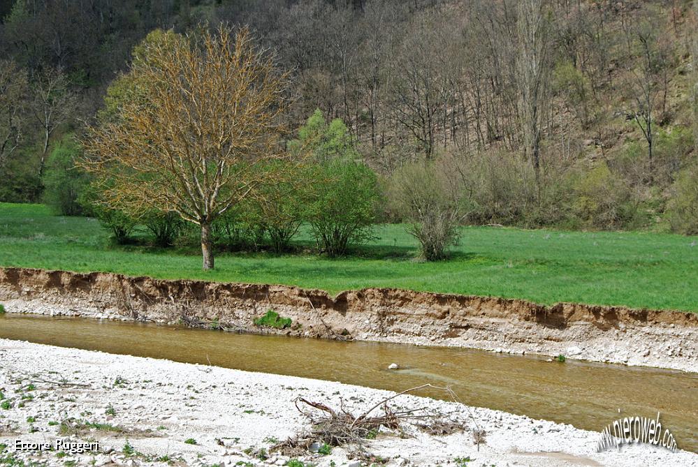 26 - il fiume Corno, uno dei corsi d'acqua della  Val Nerina.JPG